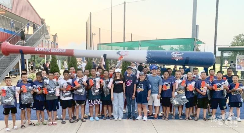 僑胞熱情接待，致贈禮品鼓勵臺灣小將