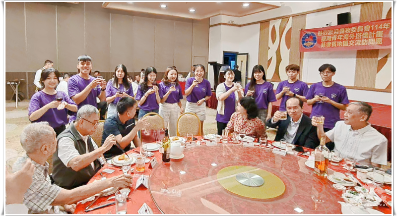 全團夥伴向菲律賓僑領致敬表達謝意