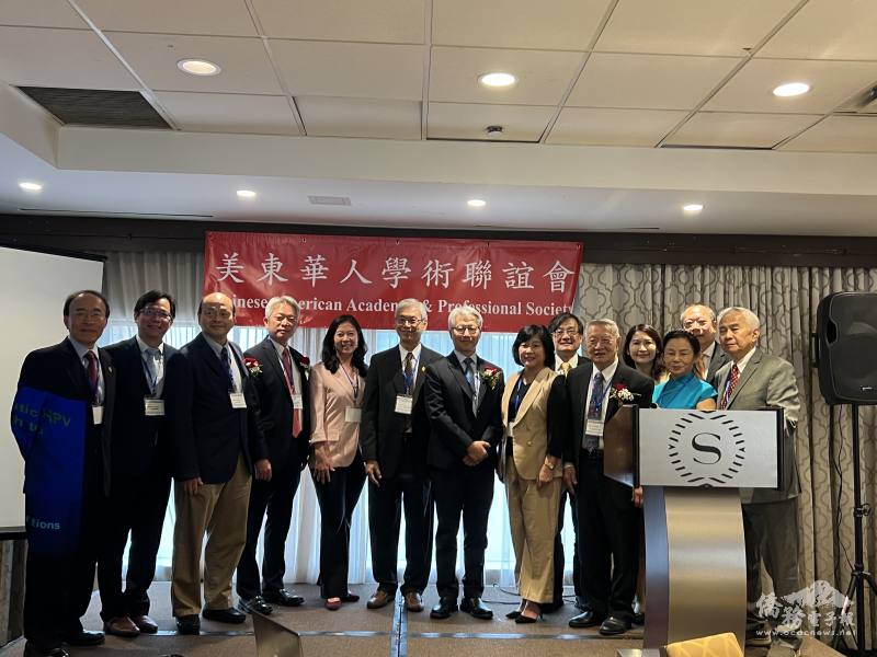 歷屆董事長、會長與中央研究院院長廖俊智（左七）、駐紐約辦事處處長李志強（左四）、文教中心主任王怡如（右四）、科技組組長蔡孟勳（左二）合影