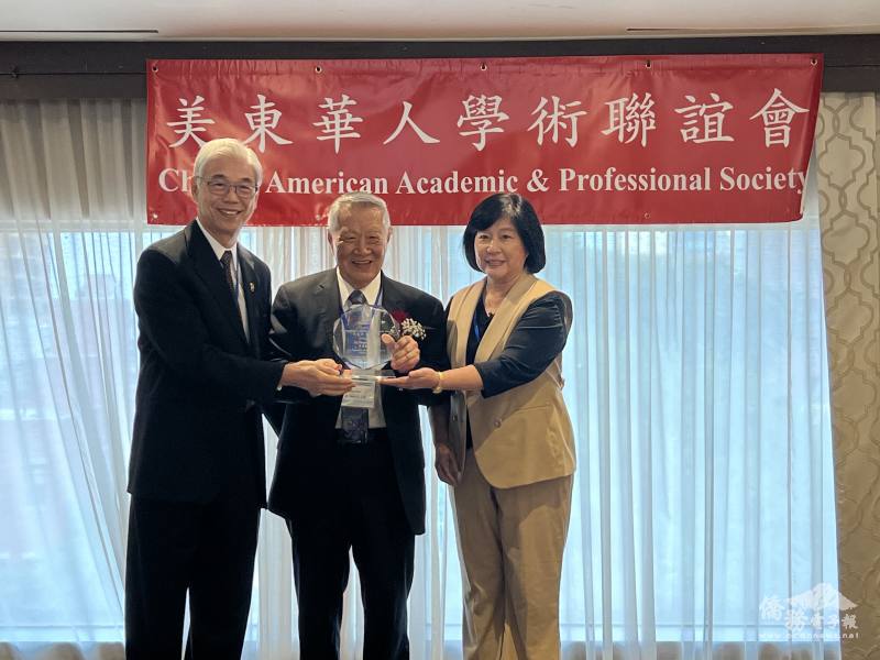 董事長張東隆（左）及會長蕭醒華頒發李昌鈺博士（中）「卓越終身成就獎」