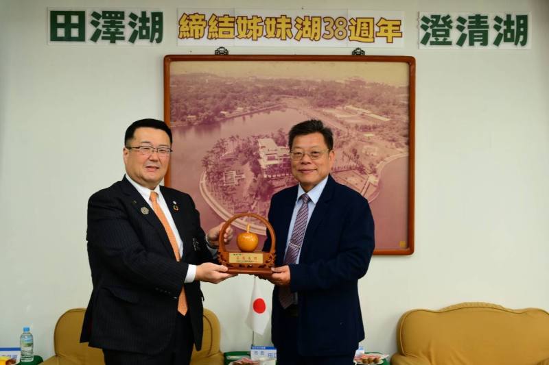 仙北市長田口知明(左)與台水公司董事長李嘉榮互贈紀念品