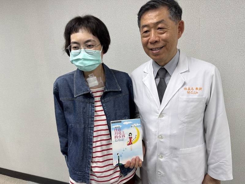 「住在月亮上的女孩」作者張育宜（左）因「淋巴管平滑肌增生症」（LAM），2024年在高雄長庚紀念醫院接受肺臟移植後，努力適應、恢復終擺脫呼吸器，20日應邀出席院方記者會分享心路歷程，並與主治醫師、高雄市立大同醫院院長林孟志（右）合影留念