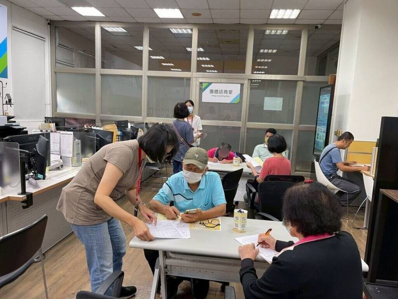 為促進中高齡人力資源運用，提供55歲以上民眾就業支持，台中市勞工局8月起在豐原、沙鹿及台中就業服務站內設置銀髮就業專櫃，由專人提供客製化服務。（台中市政府提供）
