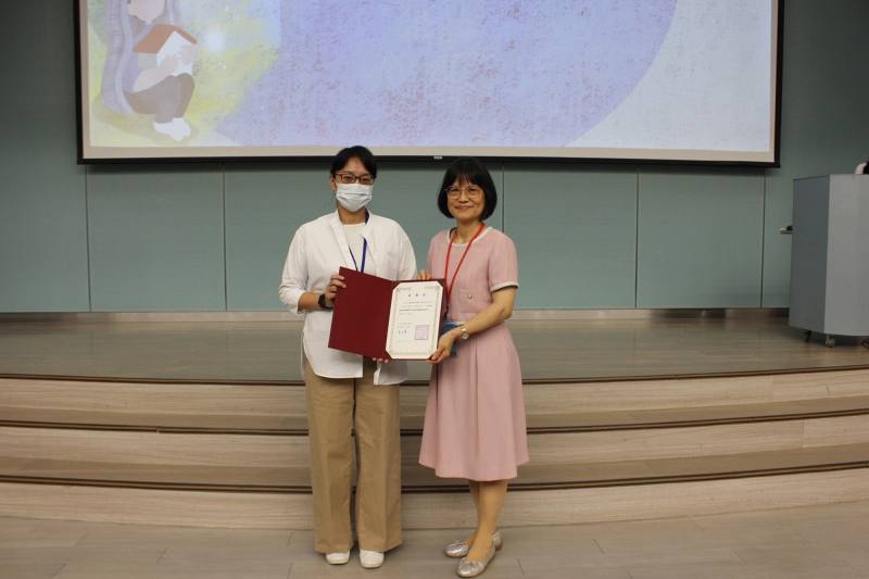 北ㄧ區大專校院學生輔導工作協調諮詢中心姜兆眉主任致贈感謝狀給國立政治大學王素芸副學務長