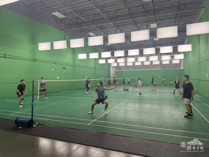 羽球比賽各組選手發揮最佳實力爭取佳績