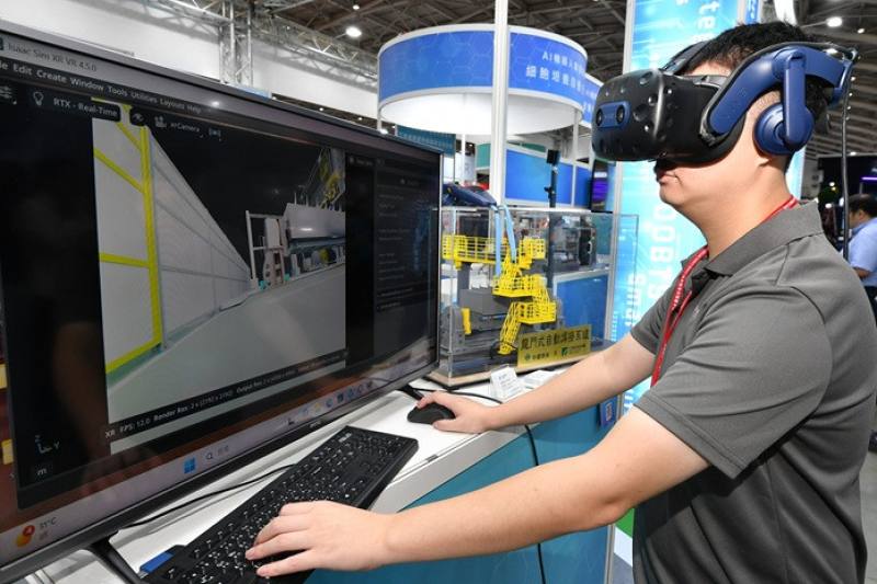 工研院開發「數位雙生巨型龍門焊接機器人」，整合虛實模擬、遠距調機與12軸協同控制系統，不僅焊接精度提升至2毫米，還能客製模擬建廠流程，現已應用於中鋼機械貨輪段焊接。