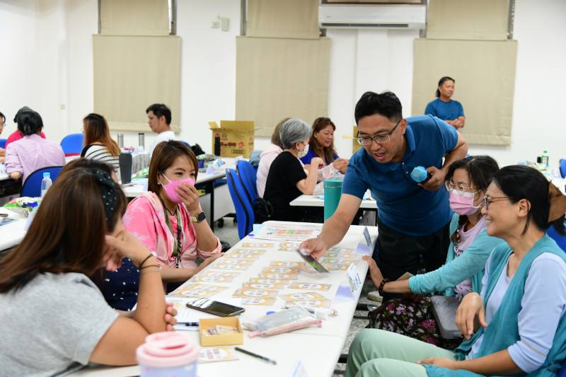 張芳魁講師教學小米卡牌互動遊戲