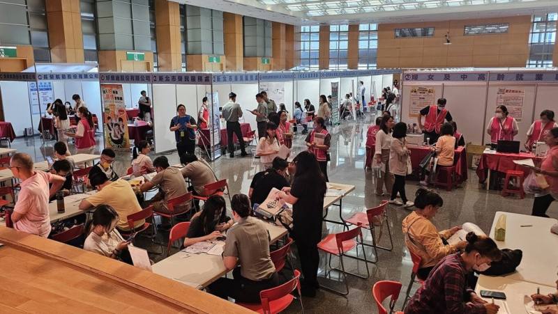 新北市勞工局19日在市府6樓大禮堂舉辦就業博覽會，提供2848個多元工作機會，吸引不少民眾到場詢問及填遞履歷表。（新北勞工局提供）