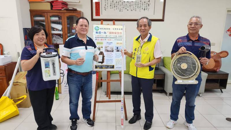 南投縣埔里鎮長廖志城（右2）20日表示，為守護清潔隊員執勤安全，避免遭回收物割傷，宣布9月起每週一訂為回收安全日，呼籲民眾將廢玻璃容器、廢日光燈管與燈泡、廢棄小型家電集中週一回收。（埔里鎮公所提供）