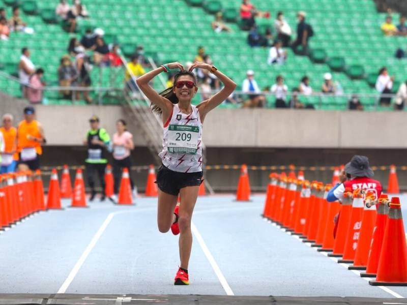 蔡雅安從小被醫生診斷為扁平足又有脊椎側彎問題，跑步對她來說是很沉重負擔；她勇敢挑戰自己，跑出全新人生，在終點遇見更棒的自己。（蔡雅安提供）