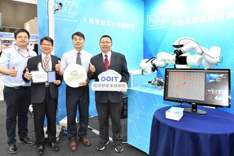 精密機械研究發展中心開發「人機運動意向偵測技術」，可動態偵測人體關節與機械手臂的位置與動作意向，取代傳統固定式安全區間調控，有效降低不必要的停機與減速，即時監控保護且避免通訊異常引發設備碰撞。已與銓麥企業合作導入食品焊接設備。圖左起為精機中心、精機中心代總經理李建勲、銓麥企業副總經理黃朝慶、經濟部產業技術司簡任技正鄒宗勳。