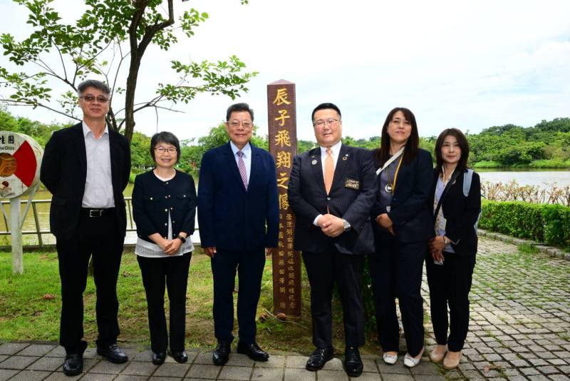 雙方在田澤湖贈予澄清湖的「辰子飛翔之像」前合影留念