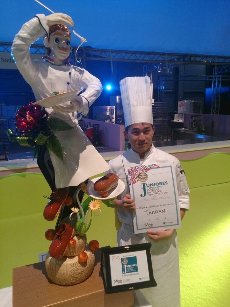 甜點師顏志全從小熱愛烘焙，在就讀大學階段就曾榮獲義大利大賽拉糖冠軍。（技專招生總辦提供）