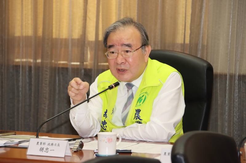 胡忠一政務次長赴屏東座談與蘭花業者並肩面對美國關稅