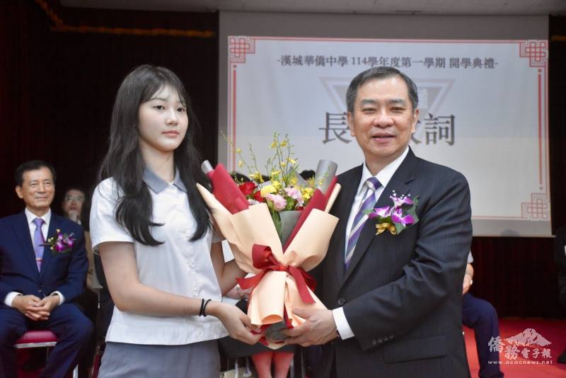 韓國漢城華僑中學學生獻花予丘高偉