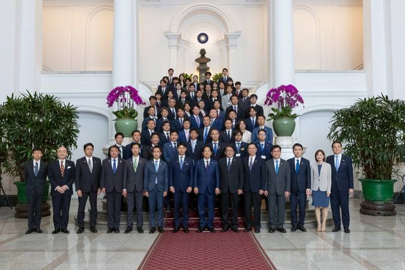 President Lai poses for a photo with a study delegation from the Youth Division of the Liberal Democratic Party of Japan.