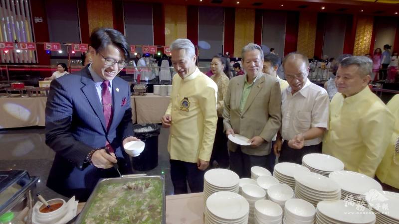 駐泰國代表處公使董思齊享用懷念的臺灣美食