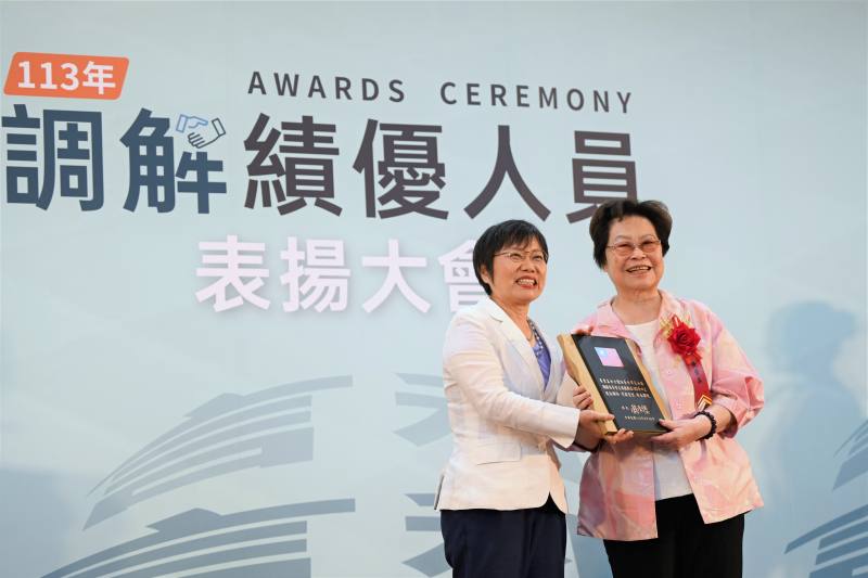 劉部長與受獎人合照