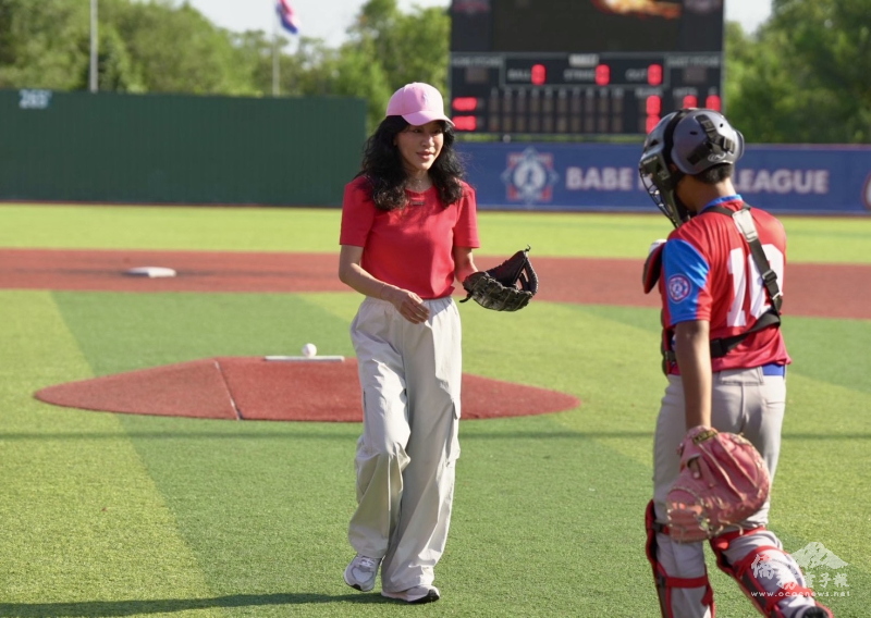 駐丹佛辦事處處長黃虹慧受邀開球