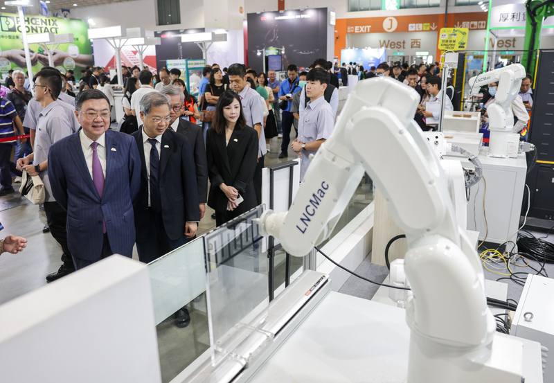 Premier Cho Jung-tai (left) visits the 2025 Intelligent Asia smart manufacturing exhibition in Taipei on Wednesday. CNA photo Aug. 20, 2025