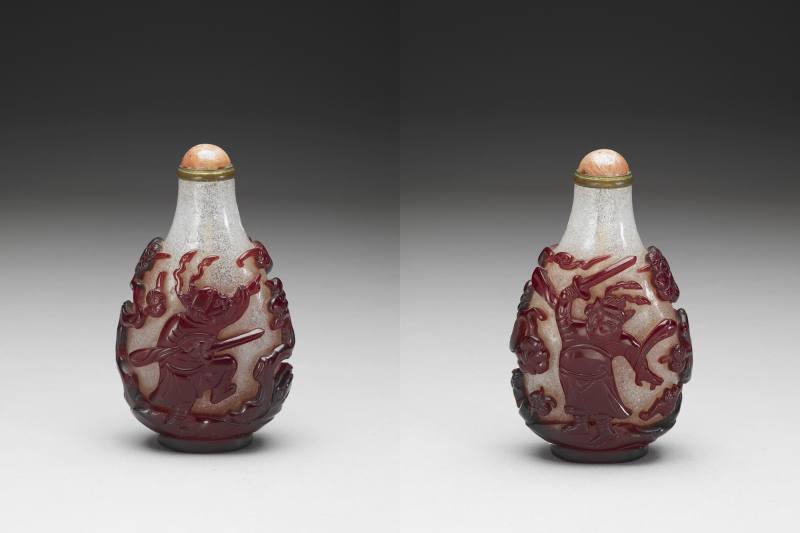 「鬼王」鍾馗遠征歐洲！故宮捷克展展出〈清 霏雪地套紅玻璃鍾馗鼻煙壺〉，雙面雕刻鍾馗形象，動靜對比鮮明。