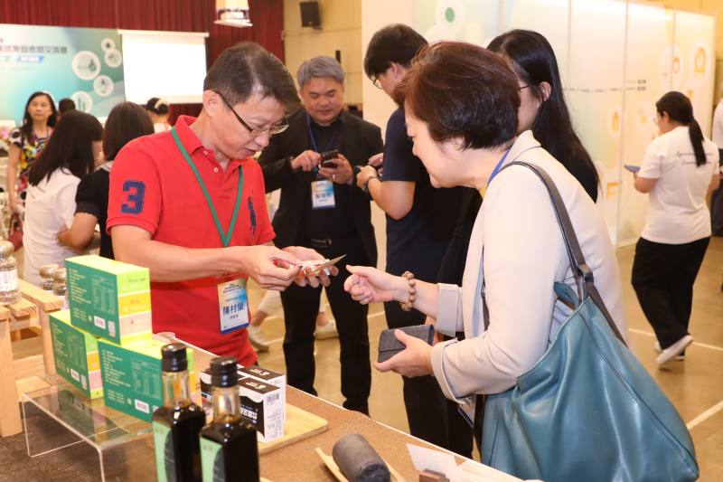 農業科技研究院畢業廠商田榮股份有限公司陳村榮總經理與國際展會單位進行產業交流