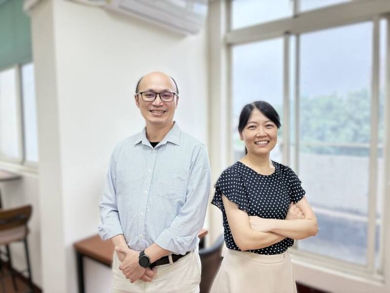 陽明交大外文系教授盧郁安（右）與台大語言所副教授邱振豪（左）研究發現，中文的「ㄣ」與「ㄥ」正逐漸發生合併現象，人們日常說話時已不太會刻意區分這兩個尾音。（陽明交大提供）