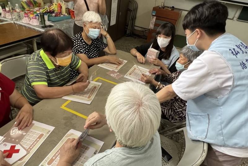弘光科技大學語言治療與聽力學系師生針對高齡者量身打造設計聽力保健桌遊，語聽系學生將桌遊帶進社區，透過遊戲化體驗推廣聽覺健康知識。（弘光科大提供）