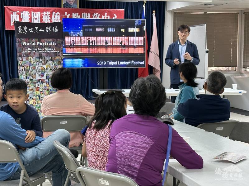 陳雨禾講解如何以「故事燈箱」課程帶領進行創作