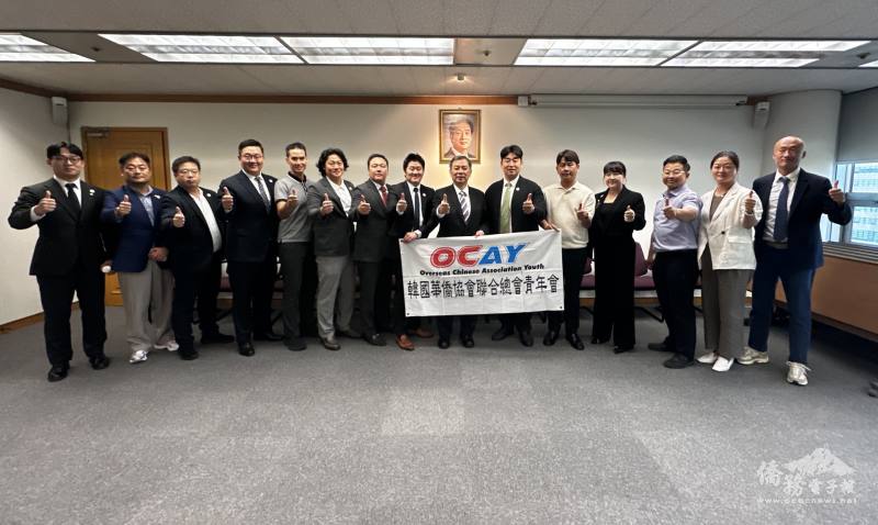 駐韓國代表處代表丘高偉與韓國華僑協會聯合總會青年會合影