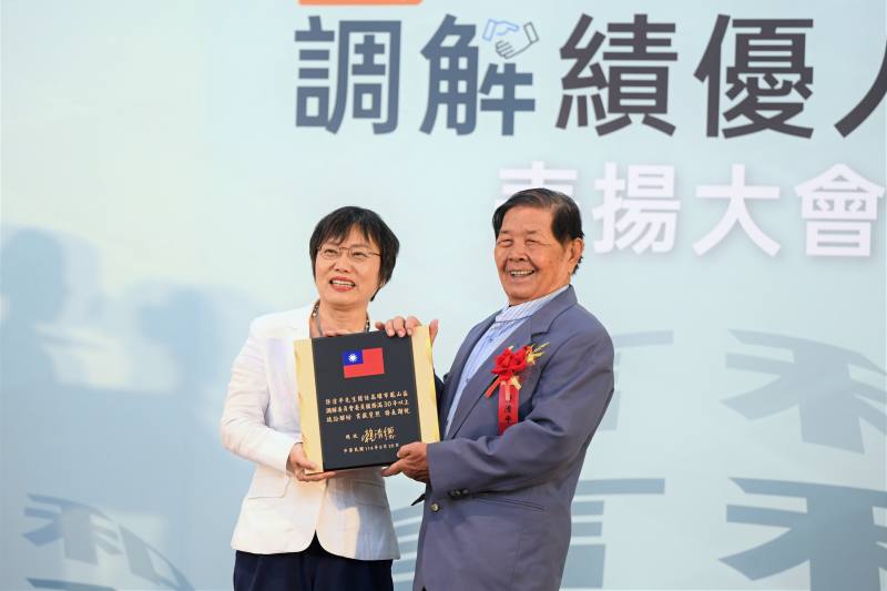 劉部長與受獎人合照