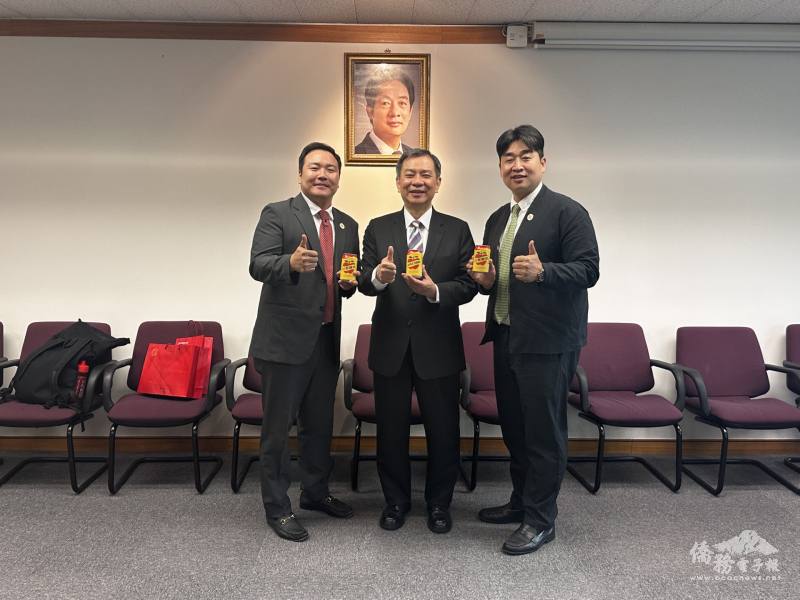 丘高偉與會長何紹榮、常任顧問宋勳合影