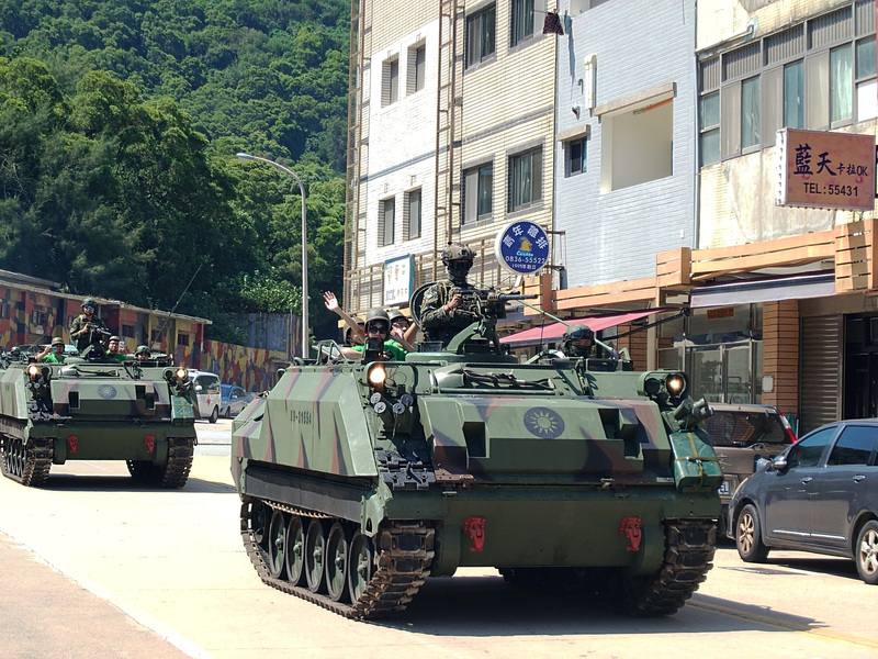 馬祖暑期戰鬥營第2梯次展開，19日為北竿地區「甲車試乘」課程，學員們先聽取裝備構造與性能講解，再由現役官兵協助下，分2梯次搭上甲車。圖為學員興奮地朝路過民眾揮手