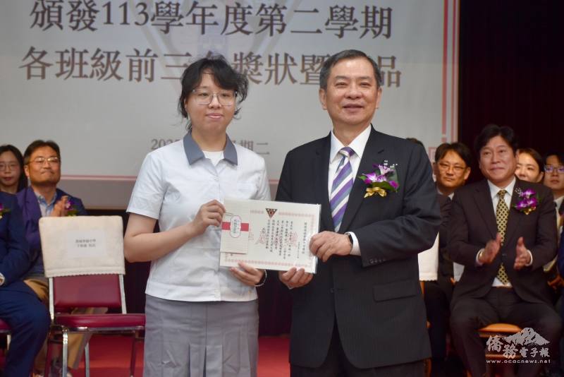 駐韓國代表處代表丘高偉頒發學業優良獎狀