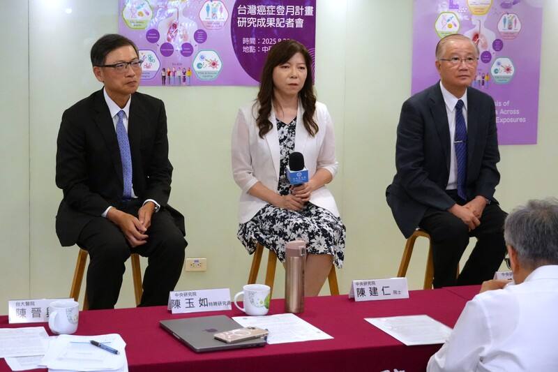 中研院20日召開記者會，發表「台灣癌症登月計畫」最新成果，左起論文共同第一作者陳晉興、通訊作者陳玉如、資深作者楊泮池