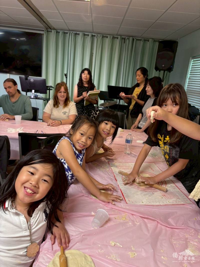 學生非常喜愛從做中學，認真揉麵