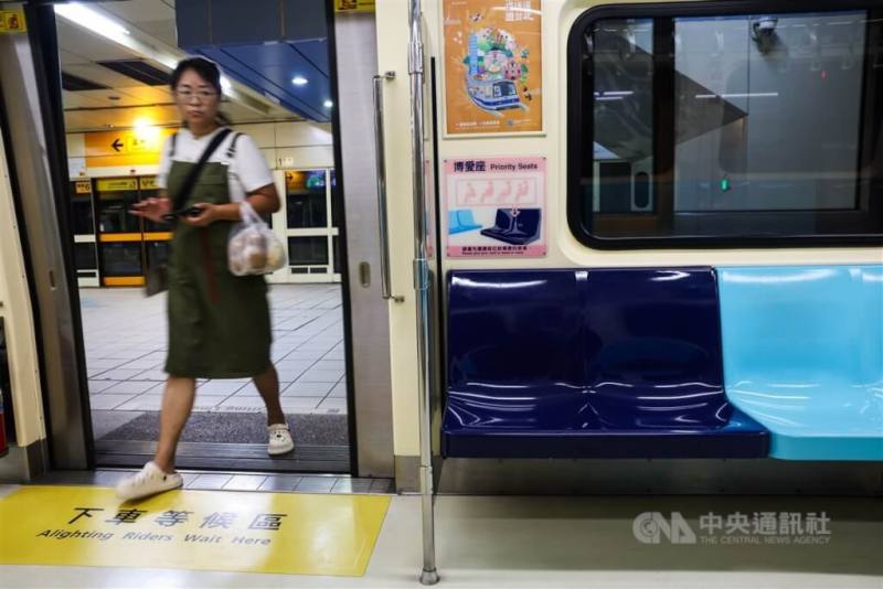 圖為台北捷運車廂內博愛座。（中央社檔案照片）