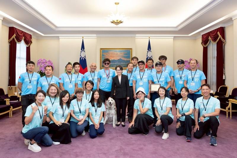 副總統與訪賓一行合影