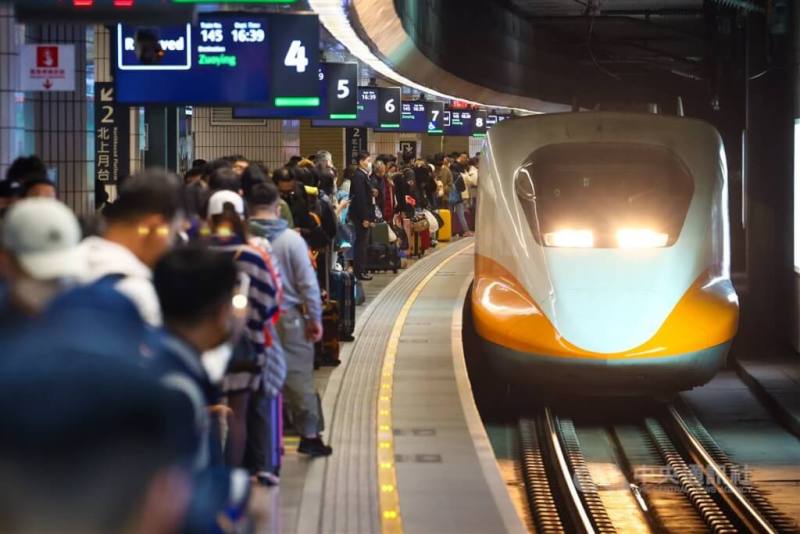 圖為高鐵板橋站月台乘車人潮。（中央社檔案照片）