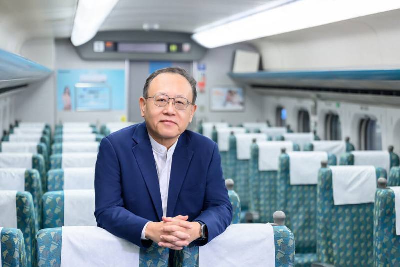 為解決自由座人潮爆滿問題，台灣高鐵董事長史哲（圖）受訪表示，規畫民國115年將推出極尖峰時段指定車次自由座，在尖峰時段欲買自由座的旅客必須要指定車次才能購買。（台灣高鐵提供）