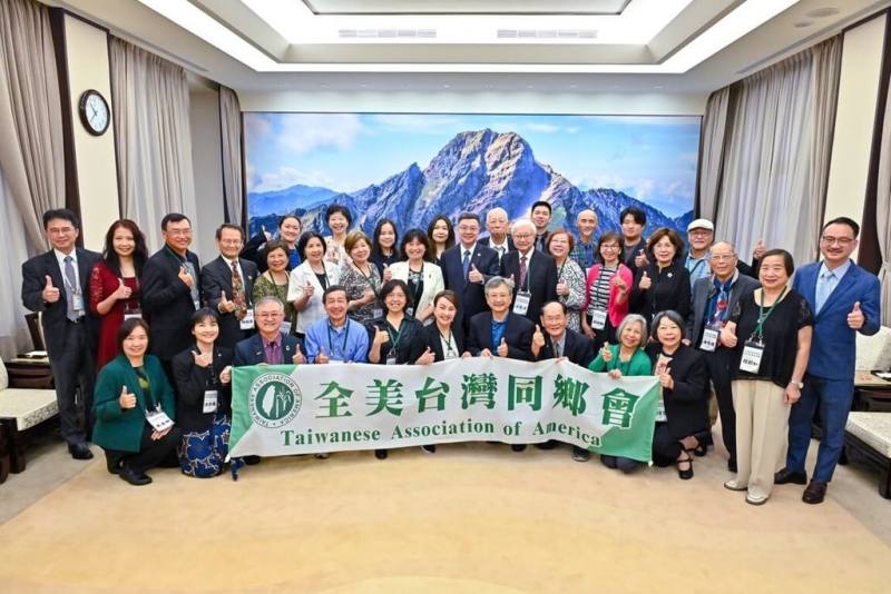 全美各地台灣同鄉會短期內募集美金7.5萬元，投入丹娜絲風災後重建與災民生活扶助。圖為全美台灣同鄉會成員合影。（全美台灣同鄉會提供）