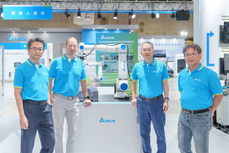 台達電參加「2025台北國際自動化工業大展」，首度展出AI感測機器人，台達電機電事業群總經理劉佳容（右2）表示，希望透過虛實整合方案打造智能工廠。（台達電提供）