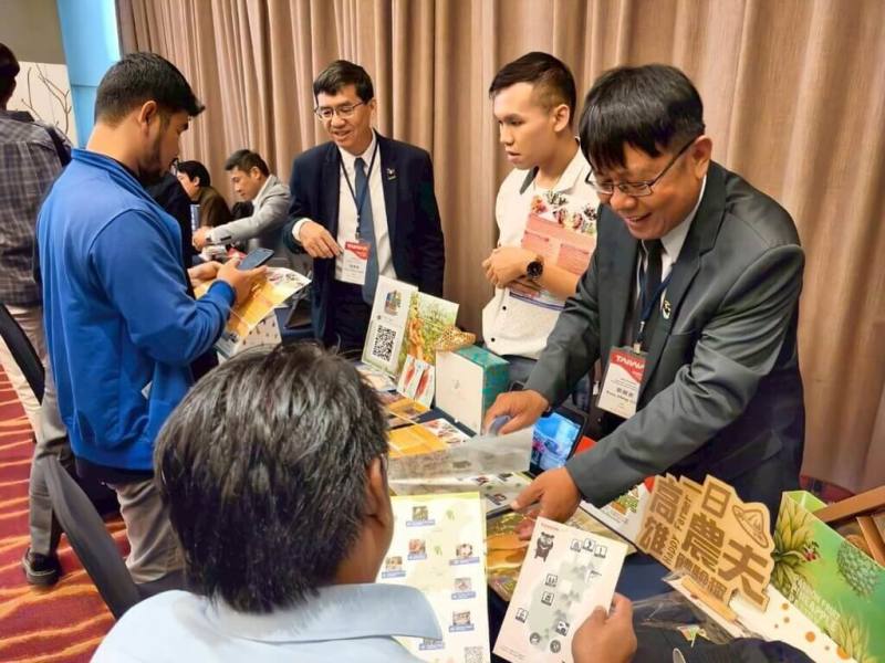 為推廣「一日農夫」農村體驗遊程，高雄市政府農業局18至22日前往印尼舉辦2場觀光推廣會，吸引逾250家當地觀光旅遊業者參加。（高雄市農業局提供）