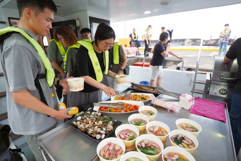 華倫號船長陳致豪進行新手教學。他強調，不一定要專業釣客，親子、女孩子也可以體驗。