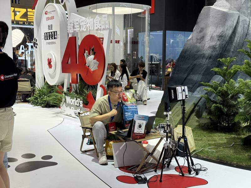 本屆亞洲寵物展規模龐大，匯集超過來自全球的2600間廠商，競爭也非常激烈，許多廠商在現場做直播帶貨進行促銷。