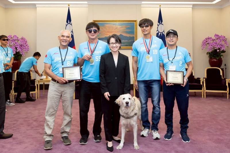 蕭美琴副總統20日上午接見「Taiwan Home Run台灣盲人棒球隊」