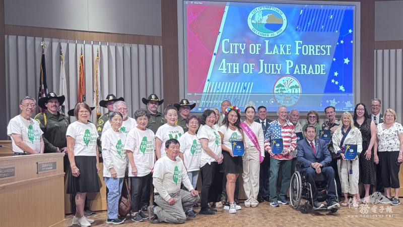 Team Taiwan獲森林湖市長Scott Voigts（坐輪椅者）頒贈國慶遊行最佳創意獎