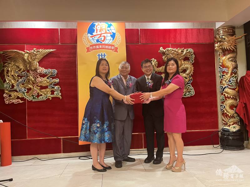 在駐邁阿密辦事處處長周啟宇（右2）及美國安良工商會總理關永發（左2）監交下，世界廣東同鄉會美亞美分會滿任理事長黃惠嫦（左1）將印信交棒予新任理事長李綺荷（右1）