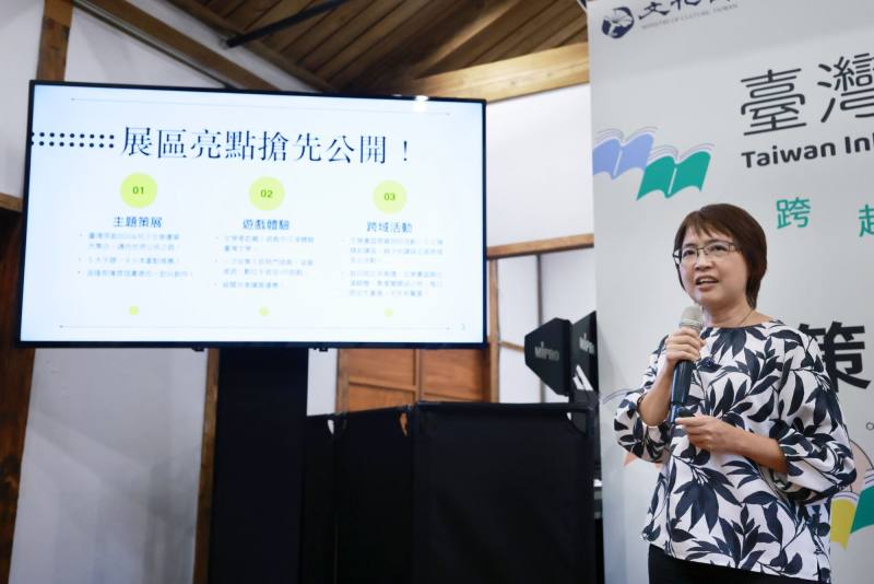 國立臺灣文學館館長陳瑩芳介紹「文學書區」，以「文學與未來的距離」為題，讓年輕世代透過跨界書寫，了解環境永續_、社會公平及經濟發展的重要性。