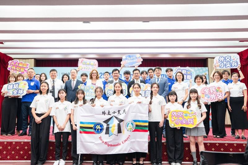 外交部長林佳龍、教育部政務次長張廖萬堅、美國在台協會副處長梁凱雯（Karin Lang）和與會貴賓及外交小尖兵師生合影。